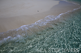 安慶名敷島の波打ちぎわ♪キラキラ光る水面...美しい座間味の海....1度遊びに来てください。